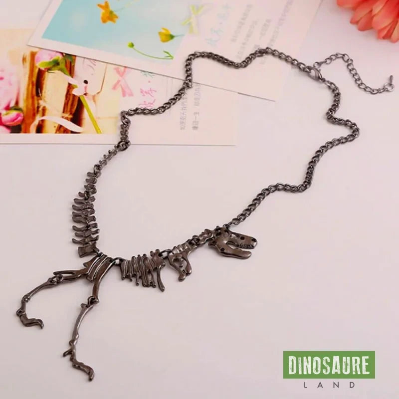 collier pendentif dinosaure noir